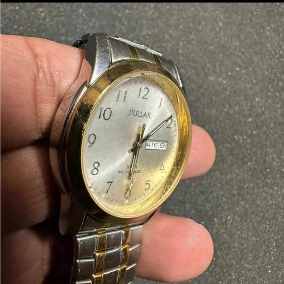 Pulsar Watch Men Silver Gold 2 Tone Round Dial Stretch Band Working New Battery - Picture 8 of 9